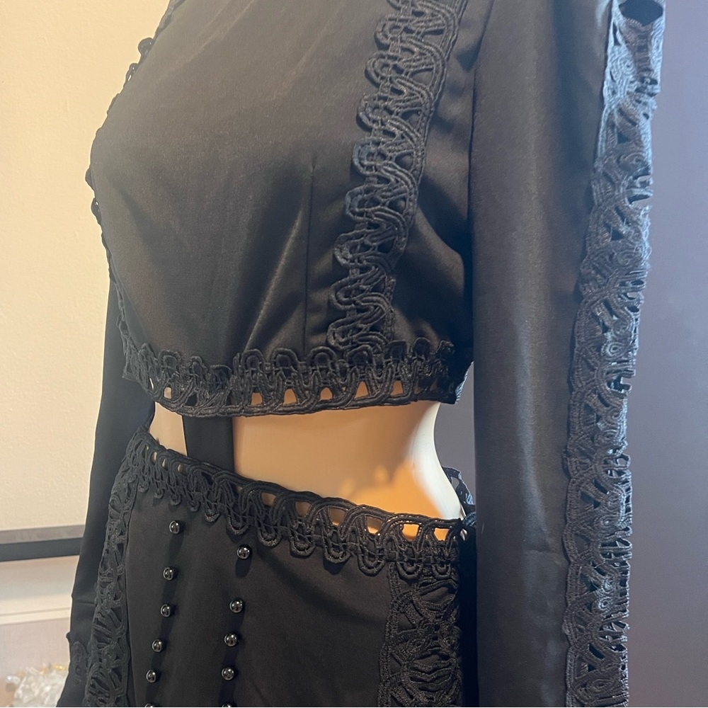 Beautiful black dress one piece but looks like two piece.